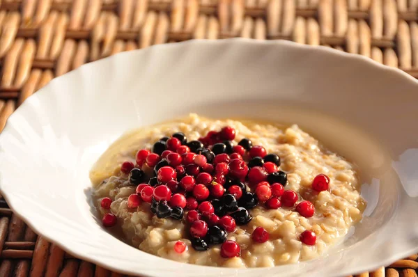 Yulaf ezmesi orman farklı tatlı çilek.