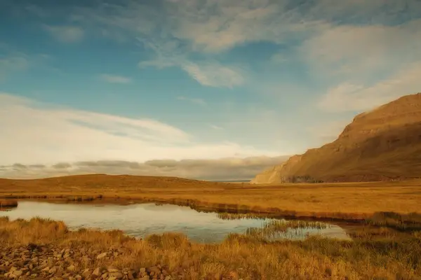 Isländische Landschaft Die Weiten Der Felder Ein Kleiner See Hintergrund — Stockfoto