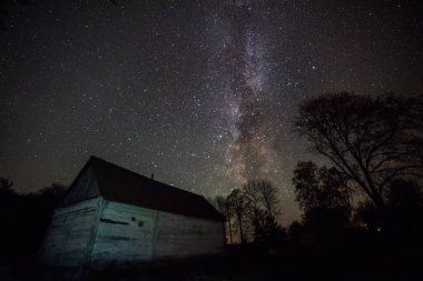 Eski ahşap kulübe ve Samanyolu. Gece fotoğraf.