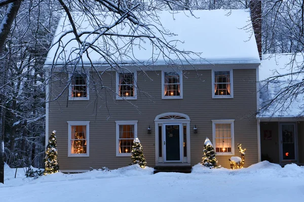 Orman parlak pencere ve mumlar ve bir Noel ağacı ile evde. Noel ve yeni yıl tatil atmosferini.