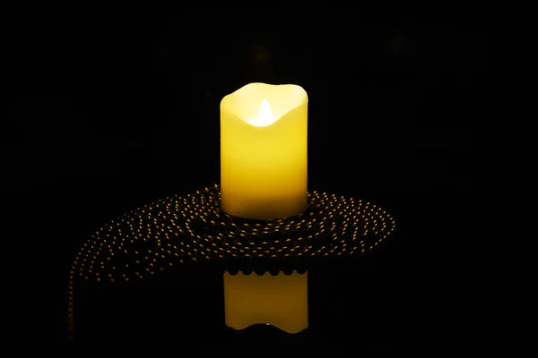 Свечи Золотые Бусины Черном Отражении Золотой Минимализм — стоковое фото