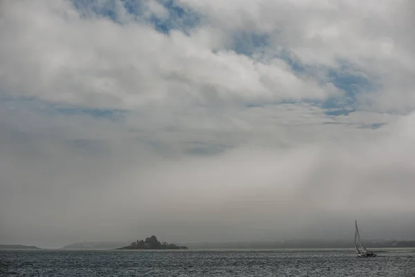 Okyanus Bir Yat Yelken Altında Küçük Bir Ada Minimalizm Amerika — Stok fotoğraf
