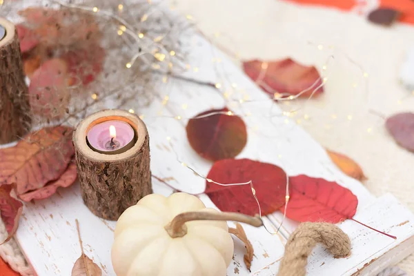 Herbststilleben Bunte Blätter Kerze Und Weißer Mini Kürbis Auf Einem — Stockfoto