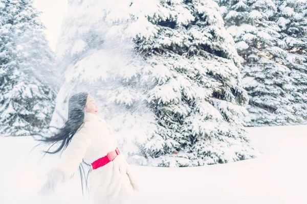 Une Belle Fille Jette Neige Sur Une Clairière Milieu Des — Photo