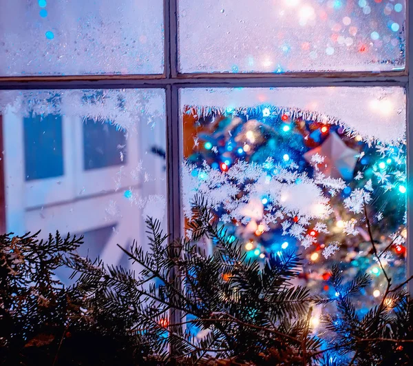 Window Glass Covered Frosty Pattern Differently Blurred Sparkling Lights Christmas — Stock Photo, Image