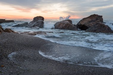 ıssız bir sahilde güzel sabah. 