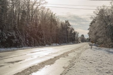 Yolun kışın şehir dışında. Amerika Birleşik Devletleri. Maine. Buz gibi güneşli gün.