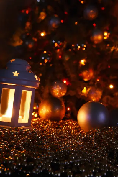 Weihnachtsbaum Und Goldene Perlen Selektiver Fokus Goldene Feiertagsdekoration Dunkles Foto — Stockfoto