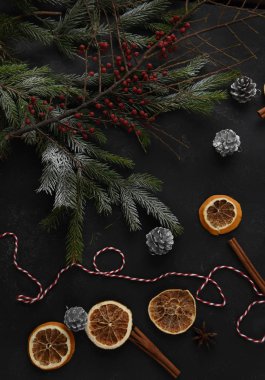 Noel kartı, sıçramak perde. Noel ağacı ve gingerbread hafif bir arka plan üzerinde. Yeni yıl kutlama ve Noel conceptflat parlak Noel dekorasyonu ile yatıyordu. Yeni yıl kutlama ve Noel kavramı