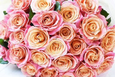 Hafif ahşap arka plan üzerinde taze pembe gül buketi.