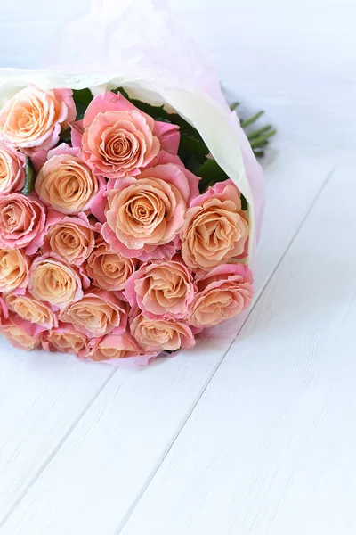 Bouquet Fresh Pink Roses Light Wooden Background — Stock Photo, Image