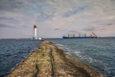 Eski taş pier deniz feneri ve liman giren gemi yol. Odessa. Ukrayna. Vorontsov deniz feneri.