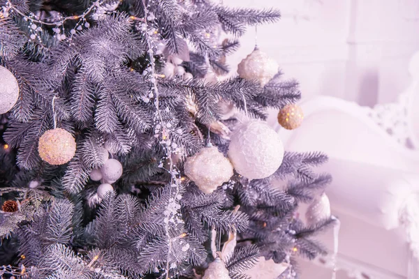 Geschmückter Weihnachtsbaum Einem Schönen Interieur — Stockfoto