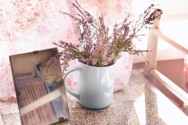 Vintage retro sanat fotoğraf. Heather çiçek ve Starok ayna yansıması ile.