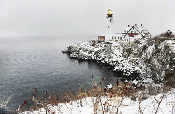 Atlantik kıyısında buzlu deniz feneri. Maine'deki en eski fener. Amerika Birleşik Devletleri. Portland