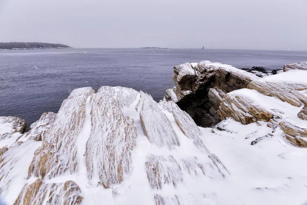 Costa Rocosa Del Océano Atlántico Cubierta Nieve Oscuro Invierno Océano — Foto de Stock