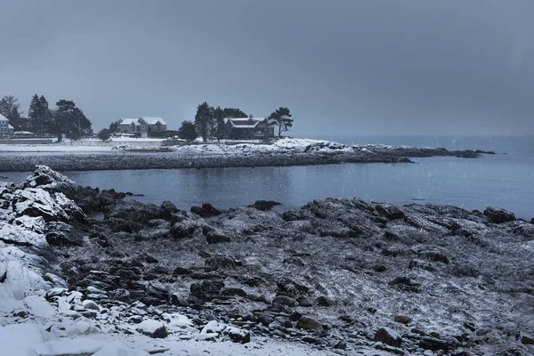 Klippiga Kusten Över Atlanten Täckt Med Snö Dystra Vintern Atlanten — Stockfoto