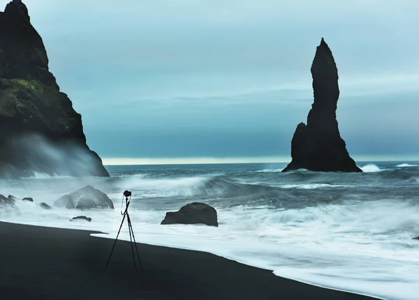 Una Spiaggia Con Sabbia Vulcanica Rocce Che Spuntano Dall Acqua — Foto Stock