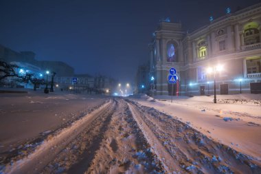 Gece şehirde kar fırtınası. Opera ve Bale Tiyatrosu. Odessa. Ukrayna.