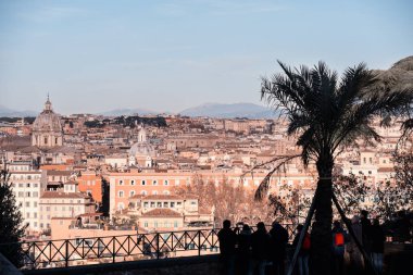 Gözlem güvertesinde günbatımı ve turist bir grup şehir görüntüsü. . Dağlarda kar ufuk başında. Roma.