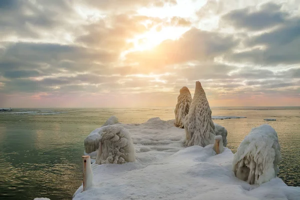 Zimní Mořské Krajiny Ledové Pier Zamrzlé Moře Časných Ranních Hodinách — Stock fotografie
