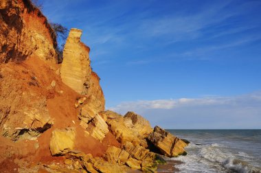 Vahşi dik deniz kıyısında. İlginç arazi. Vintage Fotoğraf.
