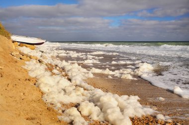 Fırtına, sahile ve köpük dalgalar üzerinden eski teknede sonra deniz kıyısı.