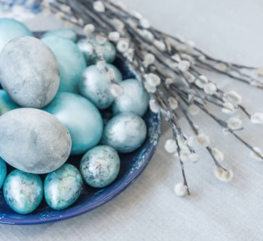 Geleneksel Paskalya yumurta ve çiçekler minal ağacının boyalı. Sanatsal kolaj. Seçici yumuşak odak.