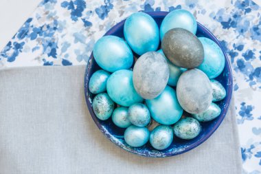 Geleneksel Paskalya yumurta ve bir bahar masa örtüsü söğüt dallarında boyalı. Paskalya kutlamaları.