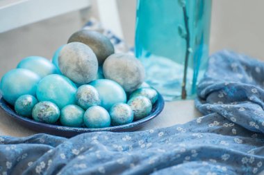 Geleneksel Paskalya yumurta ve söğüt dalları Paskalya kutlamaları boyalı.