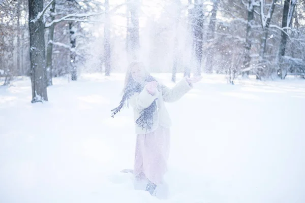 Veselá Dívka Zimním Lese Baví Padajícího Sněhu — Stock fotografie