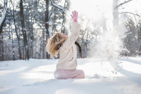 Fille Gaie Dans Forêt Hiver Amuse Dans Neige Tombante — Photo