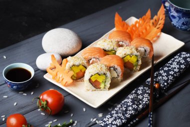 Beyaz ahşap zemin üzerinde balık ile farklı rulo.