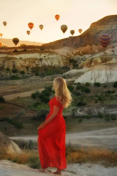 Dziewczyna Czerwonej Sukience Wiry Tańce Wcześnie Rano Widokiem Skały Balony — Zdjęcie stockowe