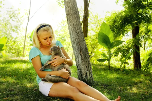 Chica Descansando Con Felpa Gato Gris Hierba Verde Jardín Soleado — Foto de Stock
