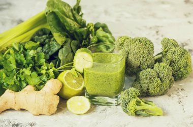 Yeşil sebzeler ve çeşitli sebze yapılmış smoothies.