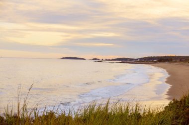 Atlantik Okyanusu fethi. Vahşi sahilden plaj ve Adaları mesafe için gün batımında görüntüleyin. Maine. Amerika Birleşik Devletleri. Reid Milli Parkı.