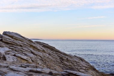 Kayalık günbatımında sakin bir akşam Atlantik Okyanusu kıyısında.