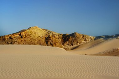 El değmemiş kum tepeleri ve fırtınalı gökyüzü.