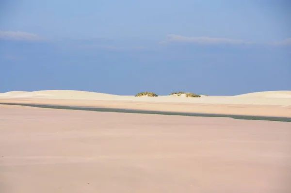 Geweldig Landschap Water Stroomt Door Het Zand Minimalisme Lijnen — Stockfoto
