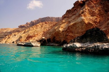 Kayalık vahşi Hint Okyanusu kıyısında. Sokotra Adası.