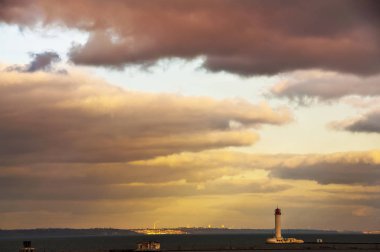 Vorontsov Karadeniz deniz feneri. Deniz feneri ve Odessa şehir ve fırtınalı gökyüzü görünümü. Ukrayna.