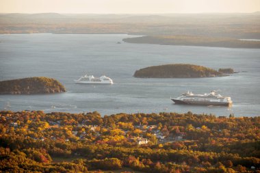 Şafak Atlantik Okyanusu Adaları ve kent ile Körfezi'ne bakan bir dağ. Amerika Birleşik Devletleri. Park Acadia. Mount Cadilac.