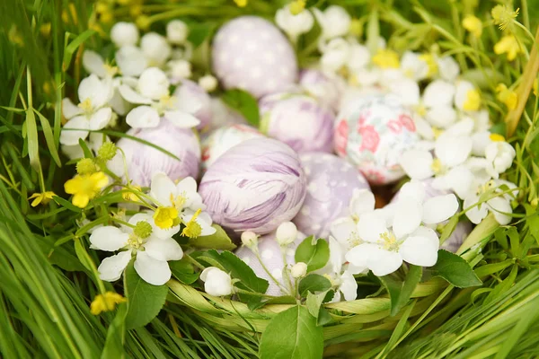 Œufs Pâques Originaux Parmi Les Fleurs Pomme Herbe Verte — Photo