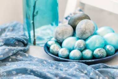 Paskalya yumurtalarını boyalı. Geleneksel Paskalya boyalı yumurta ve söğüt dalları Paskalya kutlama. Vintage hala