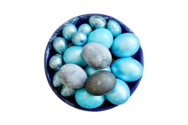 Paskalya yumurtalarını tabakta boya. Yukarıdan görüntüleyin. Yalıt