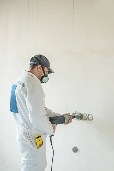 Hombre Taladra Una Pared Con Perforador Hombre Trabaja Con Herramientas —  Fotos de Stock