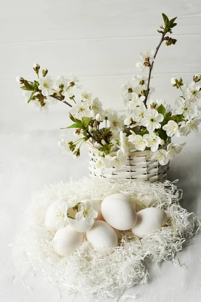 Wielkanoc Jeszcze Życie Delikatne Jasne Zdjęcie Jaj Wiśniowych Kwiatów — Zdjęcie stockowe