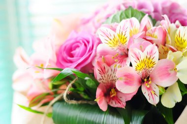 Freesia ve gül narin buket. Kartpostal.