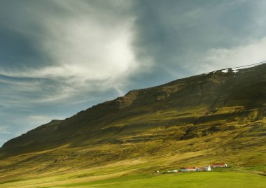 Dağlar arasında vadideki küçük evler. Tipik İzlanda manzara. Güzel bir manzara tenha konut.